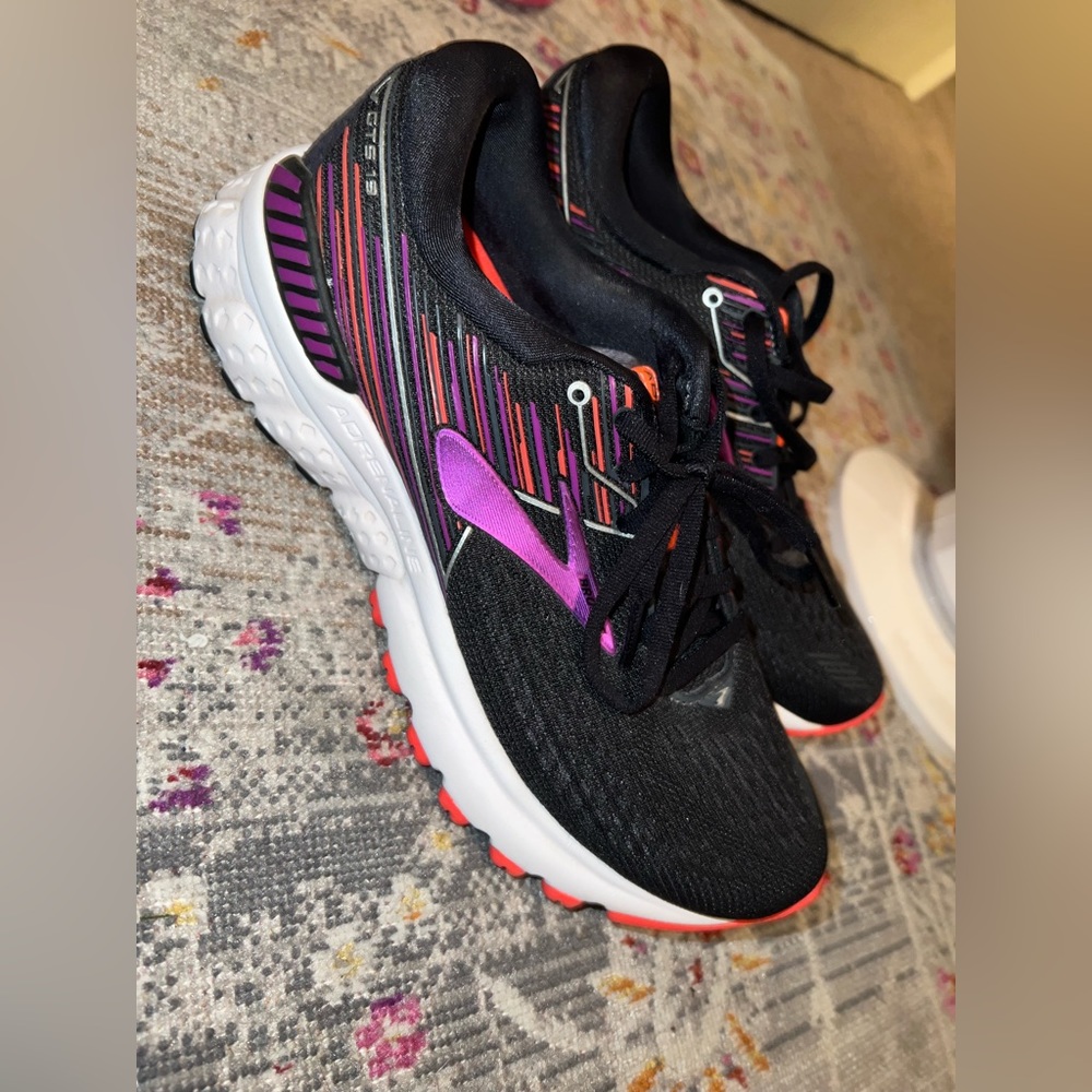 Women's 8 brooks running shoes